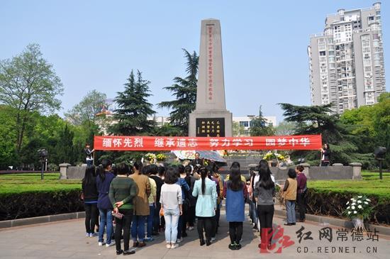 学生在文化宫烈士广场祭奠英烈.来自出单某幼儿园的小朋友也前来祭奠.