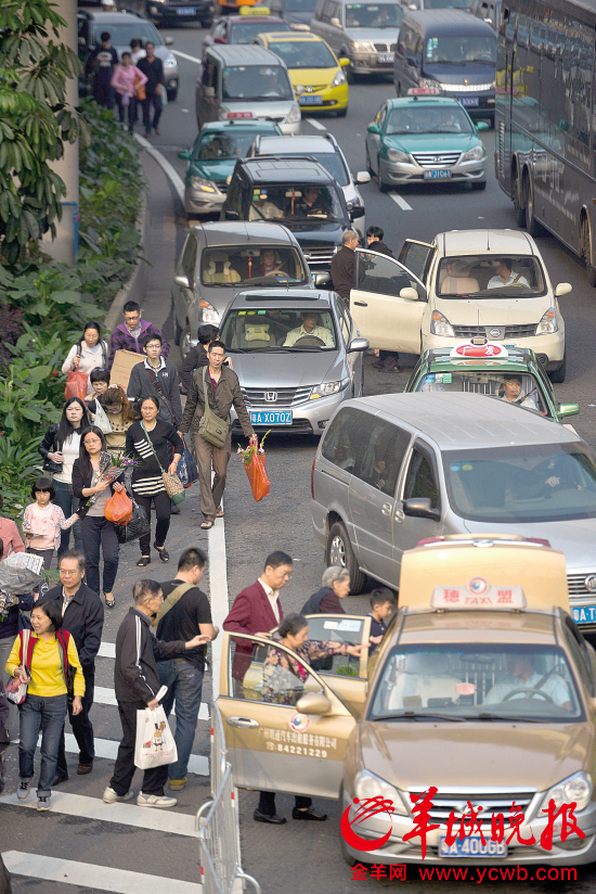 清明假期首日广州114万人拜山 省内11高速塞车