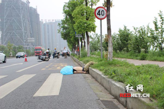 骑摩托车未带头盔 撞上路基后飞出头部撞树身亡