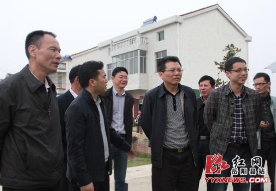 岳阳县委书记毛知兵调研筻口镇新安村教育实践活动