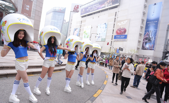 开新"快闪活动 美女引众人围观