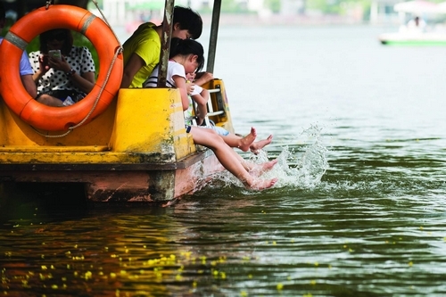 烈士公园年嘉湖仍可见危险行为