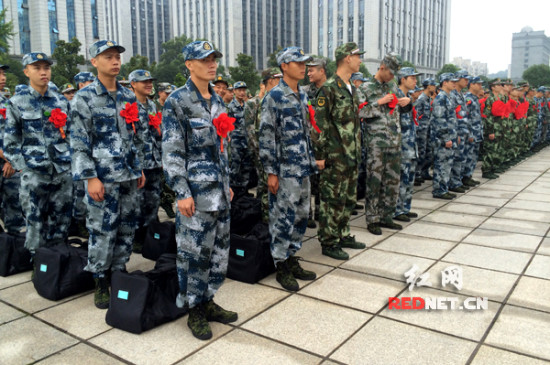 长沙今年首批新兵起运 465名新战士奔赴军营(图)