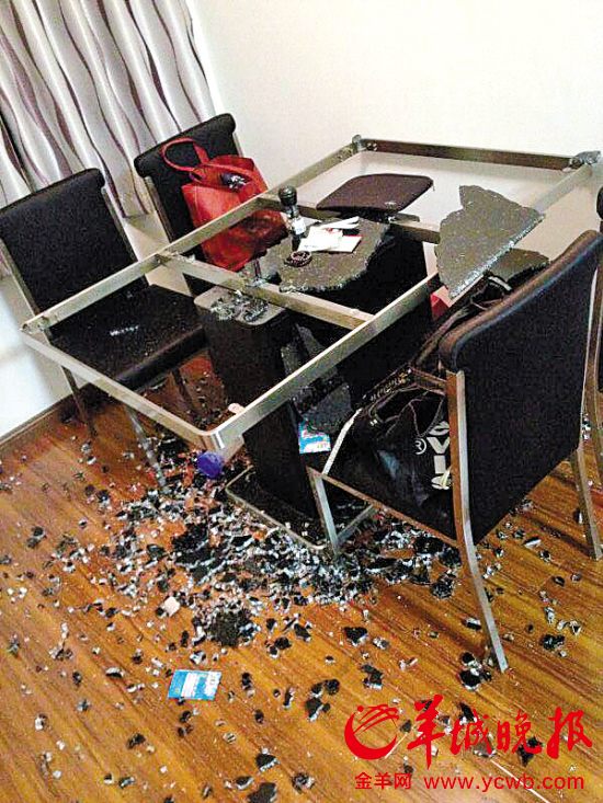 前日深夜,住在番禺市桥的市民陈女士来电:"我家的餐桌玻璃突然爆炸了!