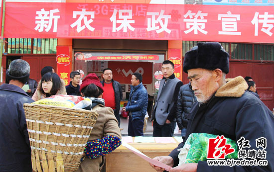 保靖新农保中心按新标准发放参保养老金