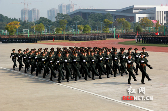 国防科大举行年度阅兵干部学员接受检阅组图