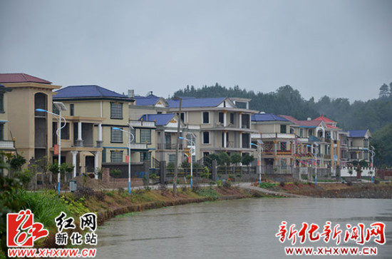 新化县委书记胡忠威现场办公指导新农村建设