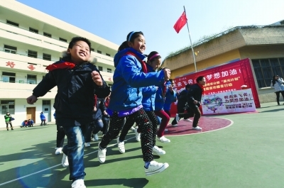 五星电器380双跑鞋温暖民工子弟