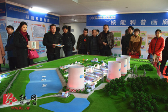 华容县政协委员参观小墨山核电模型展览