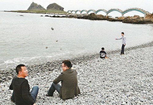 台东三仙台风景区禁捡石 两岸游客改玩丢石头(图)