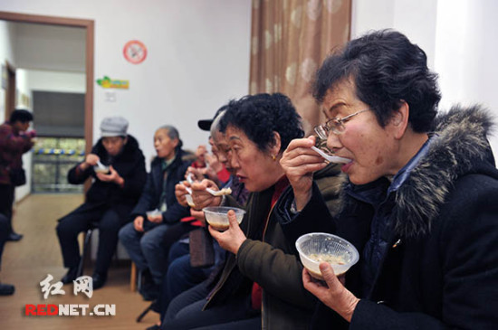 暖冬健康行 长沙望月湖百名老人同喝腊八粥