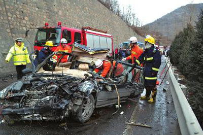 小轿车追尾大货车一车6人3死3伤图