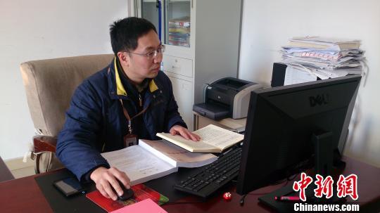 福建省图书馆工作人员在编辑两会专题资料. 陈茜 摄