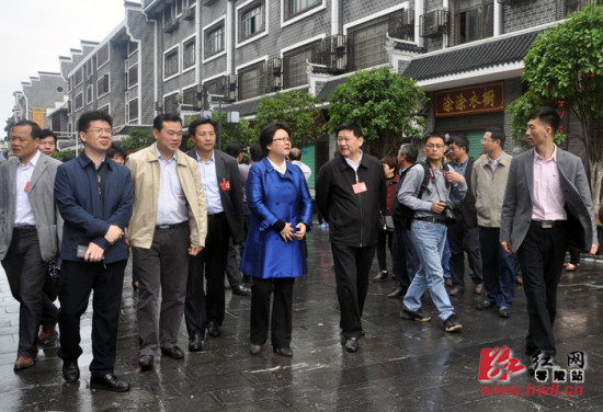 零陵区委书记严兴德,区委副书记,区长唐烨陪同