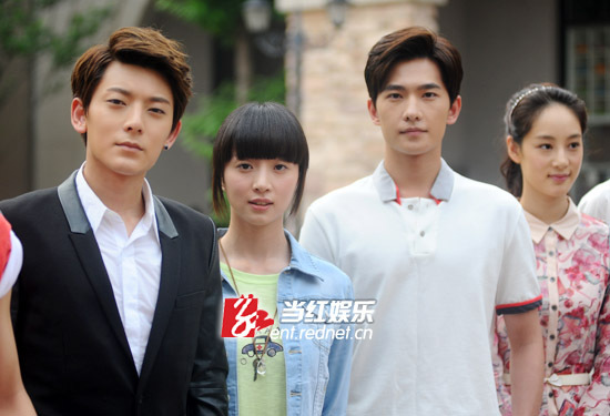 在《旋风少女》中,杨洋(右二),陈翔(左一),胡冰卿将上演三角爱情