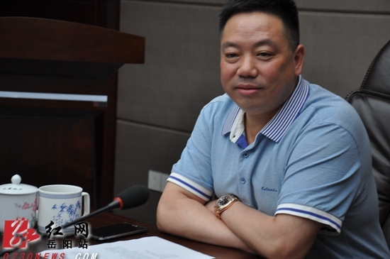 活动由新阶层联谊会秘书长张洁主持岳阳"新阶层经济沙龙"活动现场