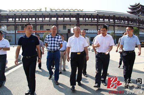 城步县委书记罗建南一行在民族文化体育活动中心检查环境卫生.