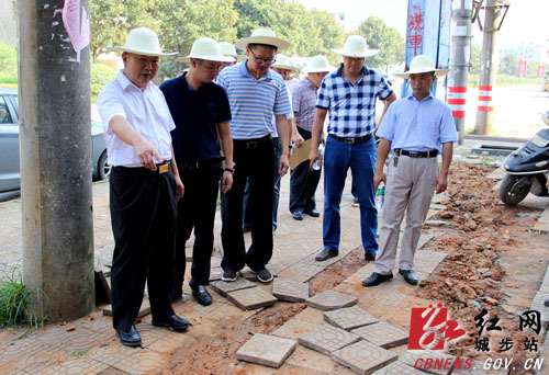 城步县委书记罗建南一行在民族文化体育活动中心检查环境卫生.