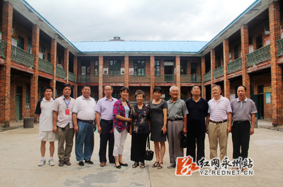 任弼时女儿任远芳到蓝山探访红六军团司令部遗址