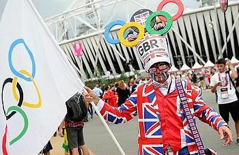 2012年7月27日,倫敦2012奧林匹克運動會的支持者在奧林匹克公園內.