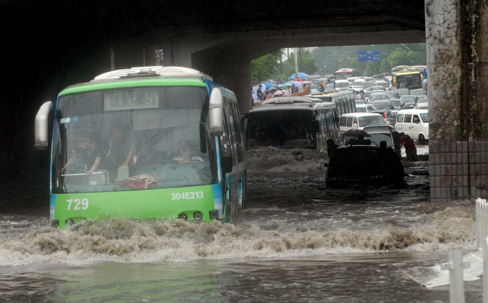 武漢遭遇暴雨襲擊全城擁堵_高清圖集_新聞中心_新浪網