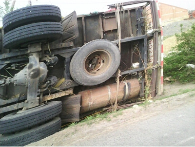 吉林白城遭龙卷风袭击 卡车被掀翻