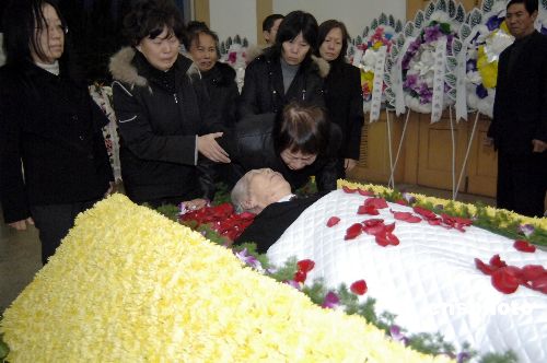 美国费城侨学界举行牛满江追思会共同缅怀功绩