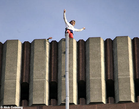 [独家]法国"蜘蛛人"徒手爬上101米高大楼(2)