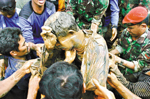 印尼泥石流 近百人死亡
