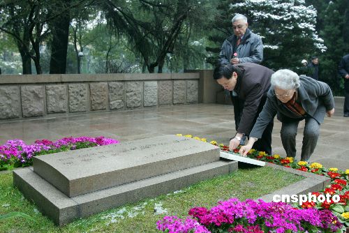 图上海各界人士向宋庆龄墓献花