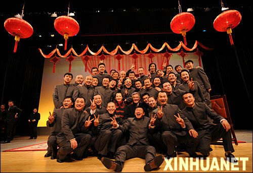 赵本山举行收徒仪式 35名弟子跪地拜师(图)