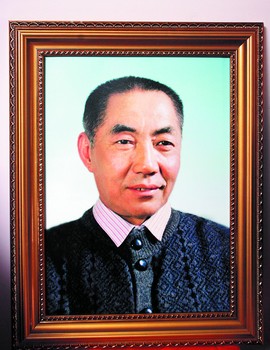 周民供图子女鞠躬默哀.