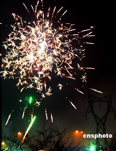 图:北京居民放烟花欢度元宵节