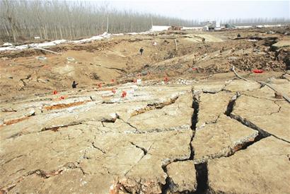 塌陷面为顺堤东西向105米,南北向47米的地面塌陷,最深处约6米.初步