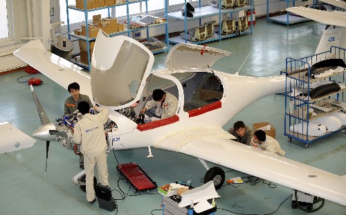 3月25日,技術人員在da40型飛機總裝生產車間內工作.