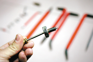 犯罪嫌疑人使用的开锁工具"钢丝爪". 杨勤 摄