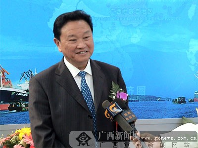 西洽会上,广西壮族自治区党委常委,秘书长车荣福接受媒体采访.