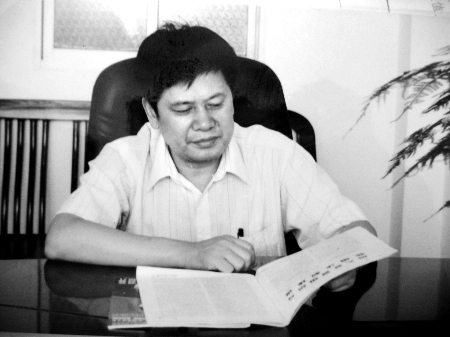 服毒身亡的湖北省荆州市公安县中医院院长高辉权事发当日,当地百姓在