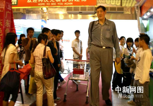 康建华从走出三水汽车站那一刻起已成为了人们关注的焦点.孙建驹摄