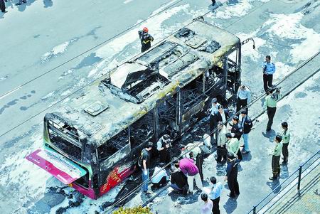 上海公交车着火3死12伤警方初步调查因乘客携带易燃品所致