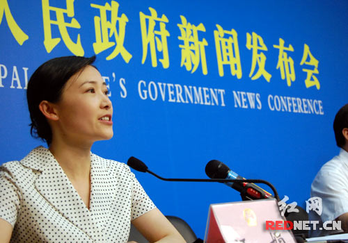 (长沙市政府新闻发言人汪娟主持新闻发布会.