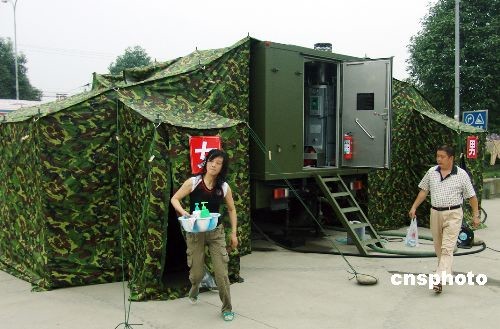 图:济南军区野战淋浴车开进都江堰灾区