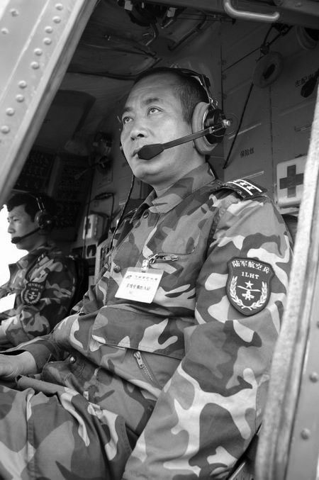 被誉为"空中硬汉"的济南军区某陆航团团长张茂生临危受命,带领机组