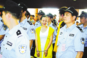 永州涉黑团伙听判女犯竟然面露笑容