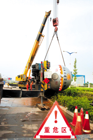 23噸液化氣槽車側翻 油箱洩漏