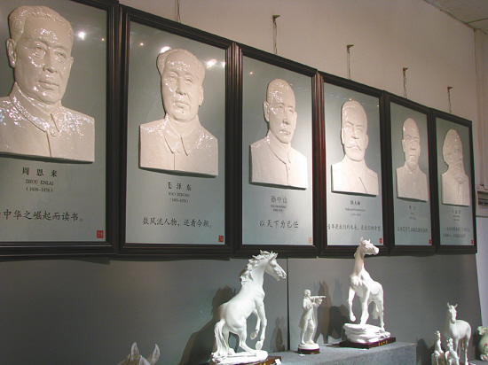 首创建白瓷名人浮雕壁饰