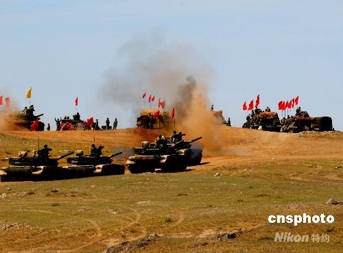 图:解放军进行立体作战演练