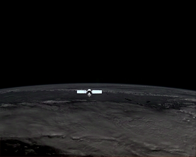 释放3分钟后伴星距神七100多米处拍摄的照片,飞船映衬着美丽的地球.