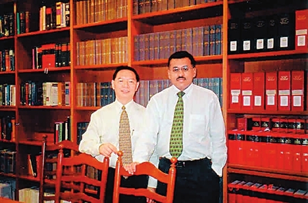 杜志强(左)与新加坡国会议员,著名大律师赖文能先生在一起.