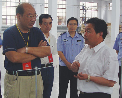 河南省司法厅副厅长,省监狱管理局局长王有仁(左一)到第四监狱检查